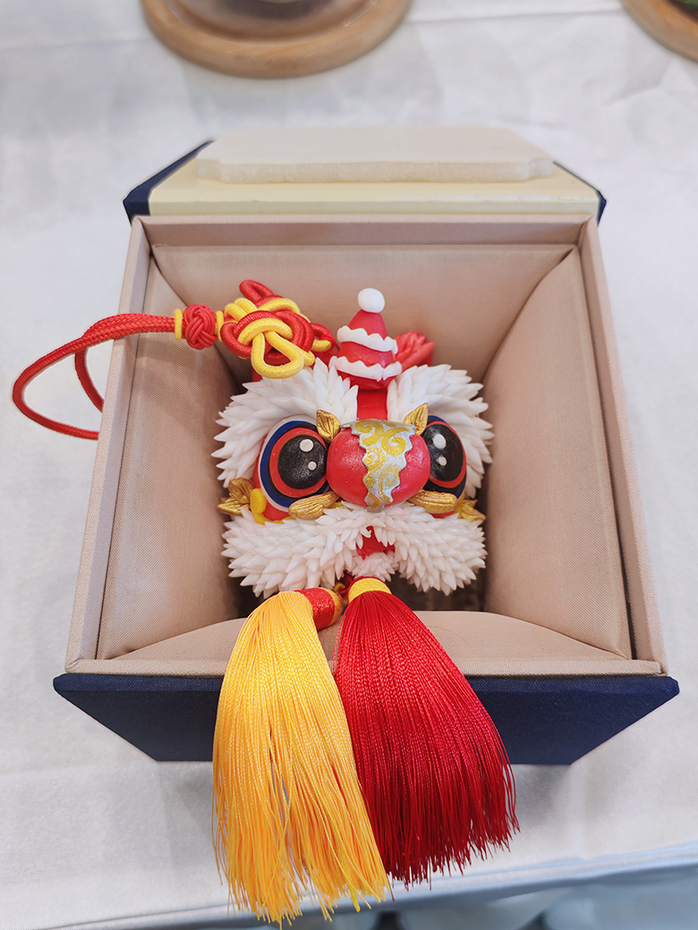 东方醒狮面塑作品