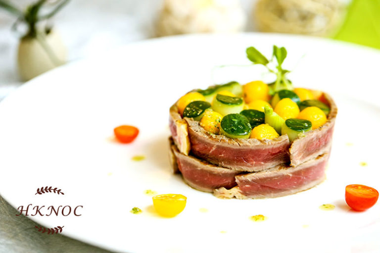 燒牛肉配芒果青瓜沙律