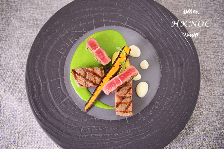 烤牛小排肉配蒜香奶油醬及青芥末汁