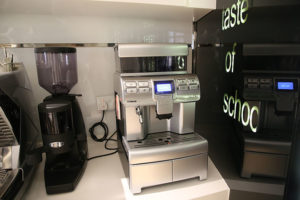 備有咖啡機及自動磨咖啡豆機