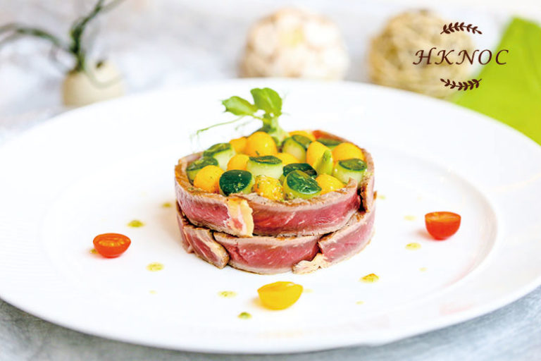 燒牛肉配芒果青瓜沙律