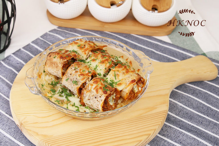 芝士薄餅辣肉醬卷配焦糖洋蔥絲