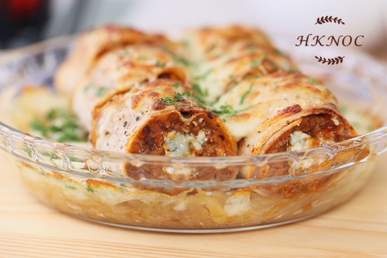 芝士薄餅辣肉醬卷配焦糖洋蔥絲