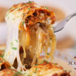 芝士薄餅辣肉醬卷配焦糖洋蔥絲