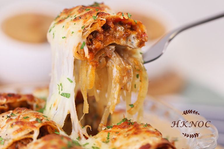 芝士薄餅辣肉醬卷配焦糖洋蔥絲