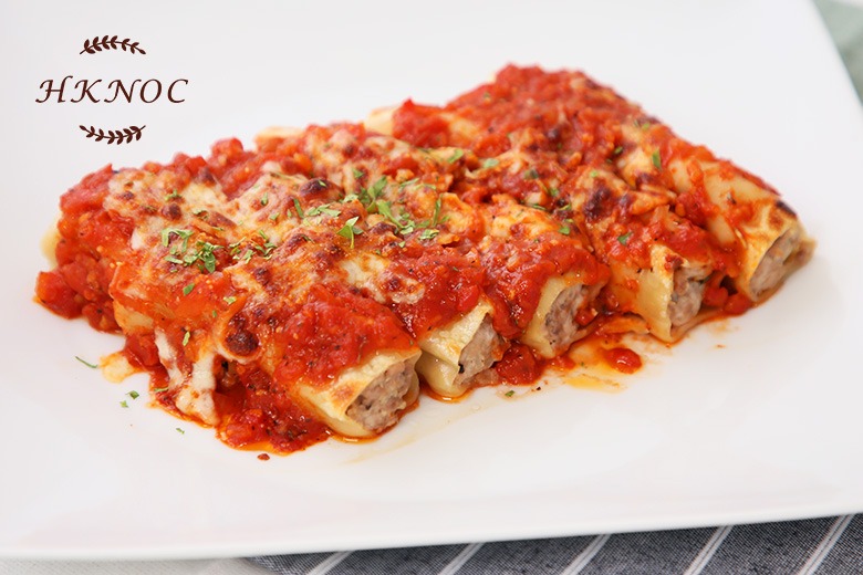 焗義大利粉卷釀免治豬肉配芝士蕃茄醬