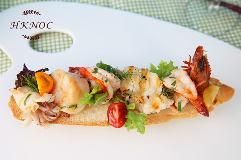 海鮮沙律配龍蝦油多士