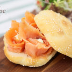 芝麻卷包配煙三文魚及香草芝士醬1