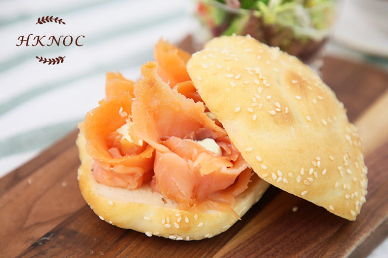 芝麻卷包配煙三文魚及香草芝士醬1