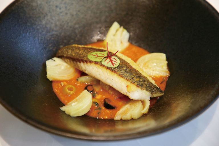 香煎立魚柳配橄欖蕃茄醬汁