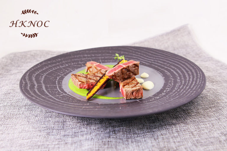 烤牛小排肉配蒜香奶油醬及青芥末汁