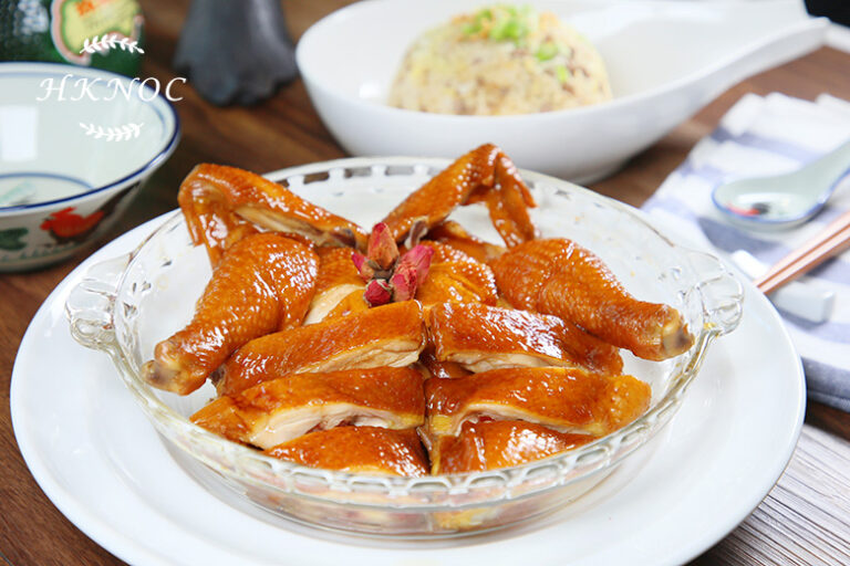 慢煮煙燻玫瑰豉油雞配蒜香牛鬆炒飯
