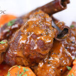 燴黑椒汁西班牙豬面肉配蕃茄粗鹽麵包