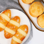 鹹蛋黃菠蘿包配鹹蛋黃雞尾包