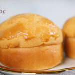 鹹蛋黃菠蘿包配鹹蛋黃雞尾包