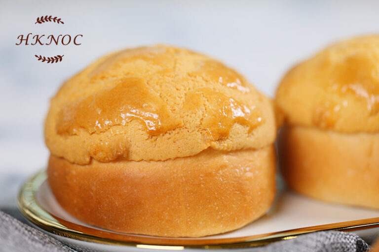 鹹蛋黃菠蘿包配鹹蛋黃雞尾包
