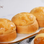 鹹蛋黃菠蘿包配鹹蛋黃雞尾包