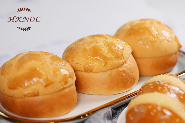 鹹蛋黃菠蘿包配鹹蛋黃雞尾包