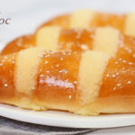 鹹蛋黃菠蘿包配鹹蛋黃雞尾包