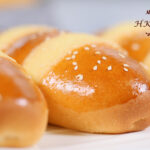 鹹蛋黃菠蘿包配鹹蛋黃雞尾包