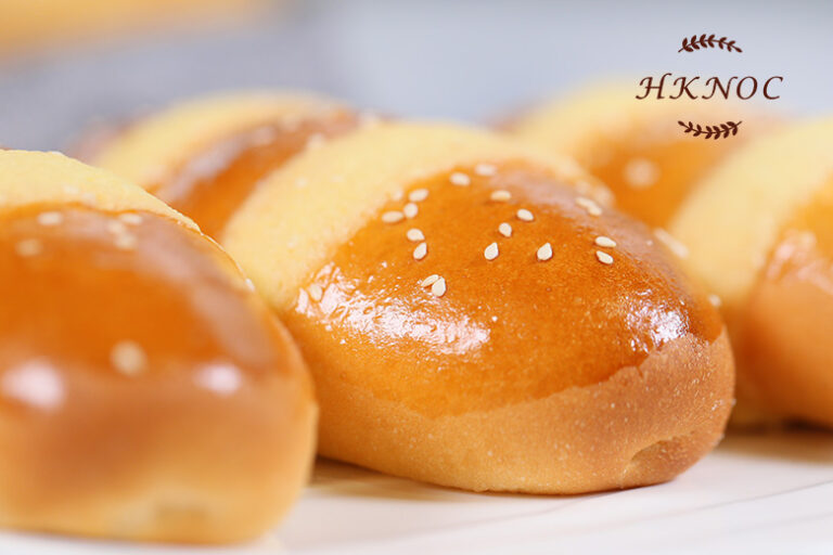 鹹蛋黃菠蘿包配鹹蛋黃雞尾包