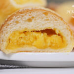 鹹蛋黃菠蘿包配鹹蛋黃雞尾包