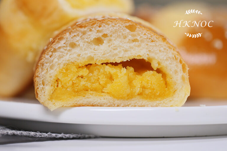 鹹蛋黃菠蘿包配鹹蛋黃雞尾包