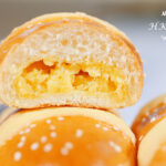 鹹蛋黃菠蘿包配鹹蛋黃雞尾包