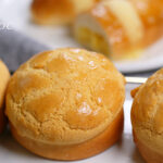 鹹蛋黃菠蘿包配鹹蛋黃雞尾包