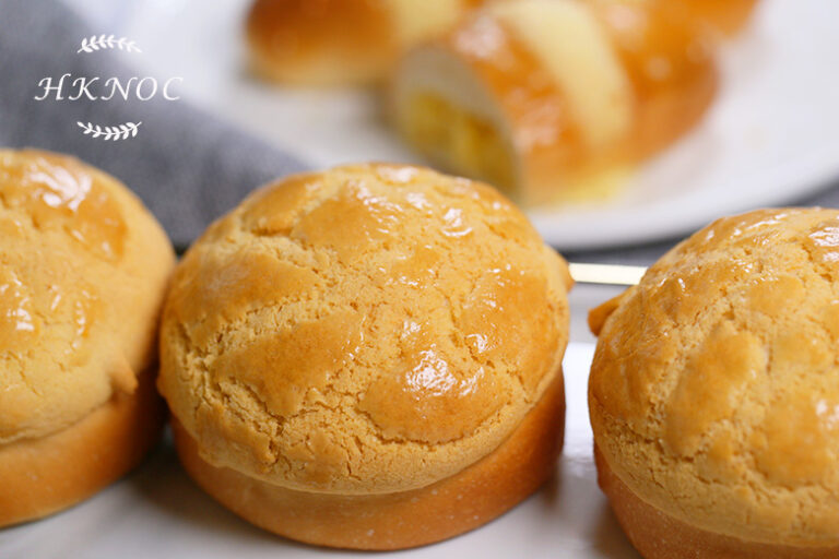 鹹蛋黃菠蘿包配鹹蛋黃雞尾包