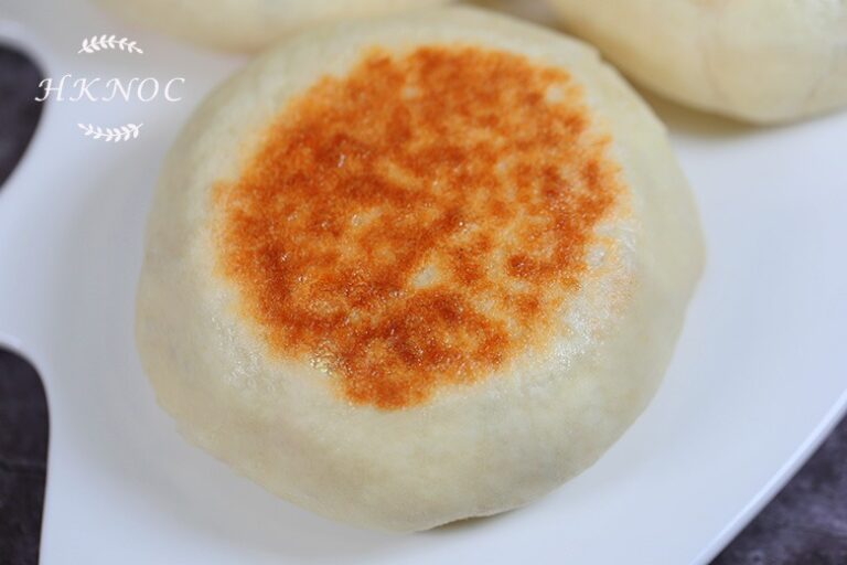 蟹肉紅花粟米蓉湯配芝士牛鬆烤餅